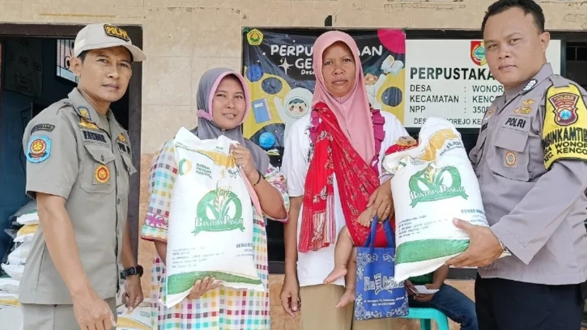 Ilustrasi penyaluran bansos pangan beras kepada KPM.