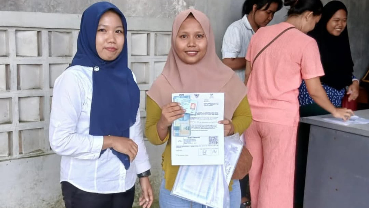 Ilustrasi KPM bansos mencairkan dana bantuan.