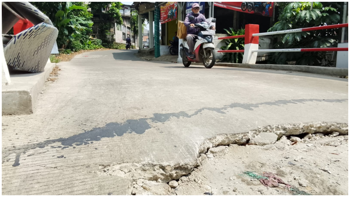 Kondisi jembatan di dekat Tugu Macan Citayam alami kerusakan.