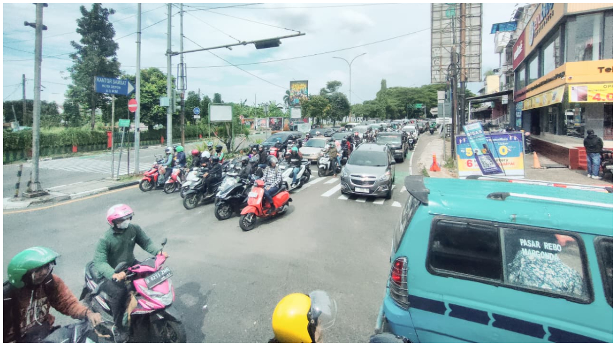 Ilustrasi lalu lintas di simpang Jalan Raya Margonda Juanda Kota Depok