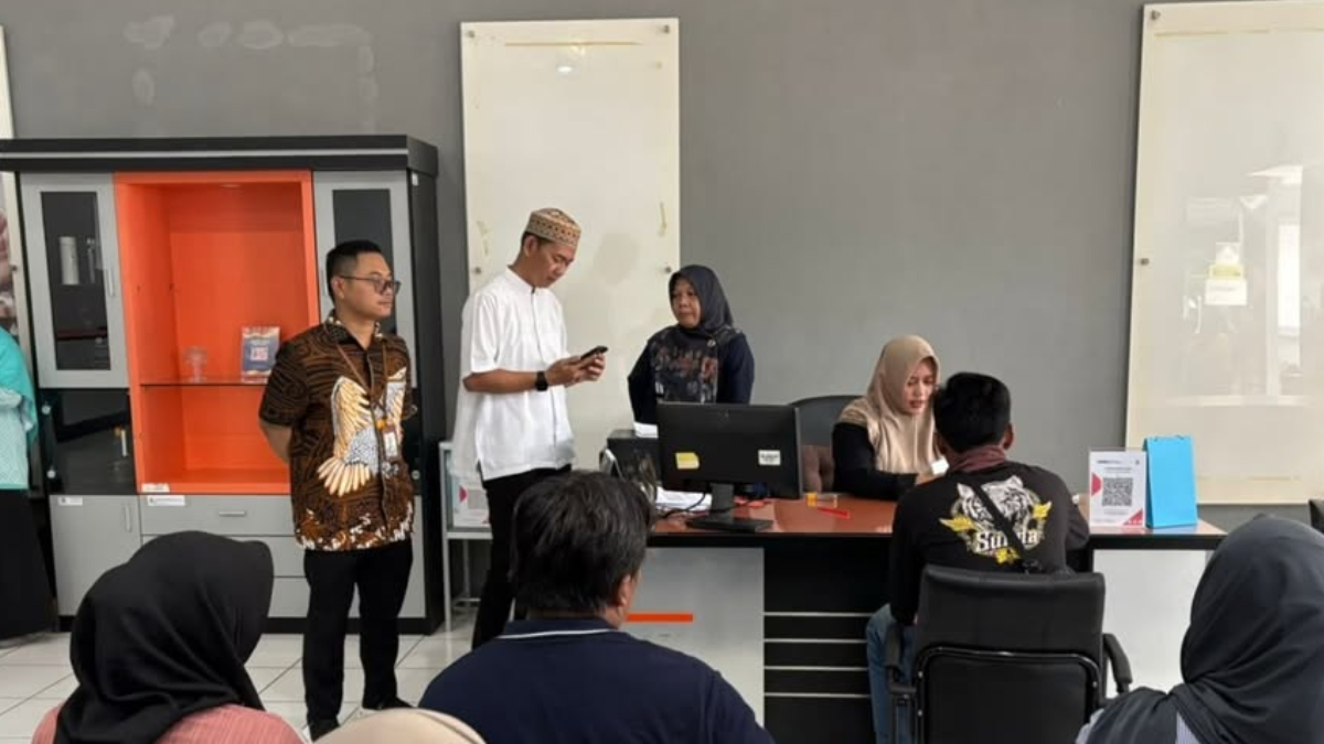 Ilustrasi pengambilan bansos BLT oleh KPM.