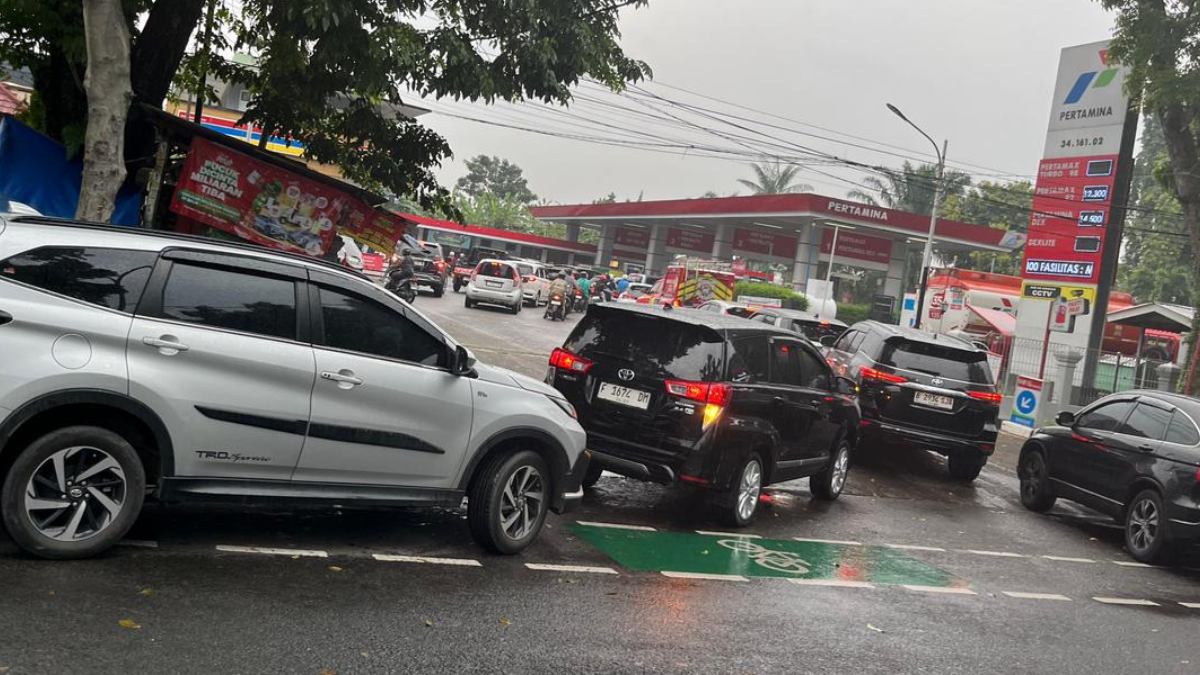 Antrean panjang kendaraan hendak mengisi BBM di SPBU Pajajaran, Kota Bogor, Selasa, 31 Maret 2026.
