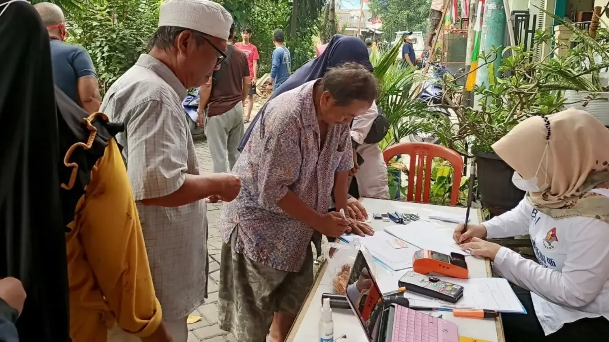 Ilustrasi penyaluran bansos kepada para penerima manfaat. (Foto: Instagram @kelurahan_periukjaya)