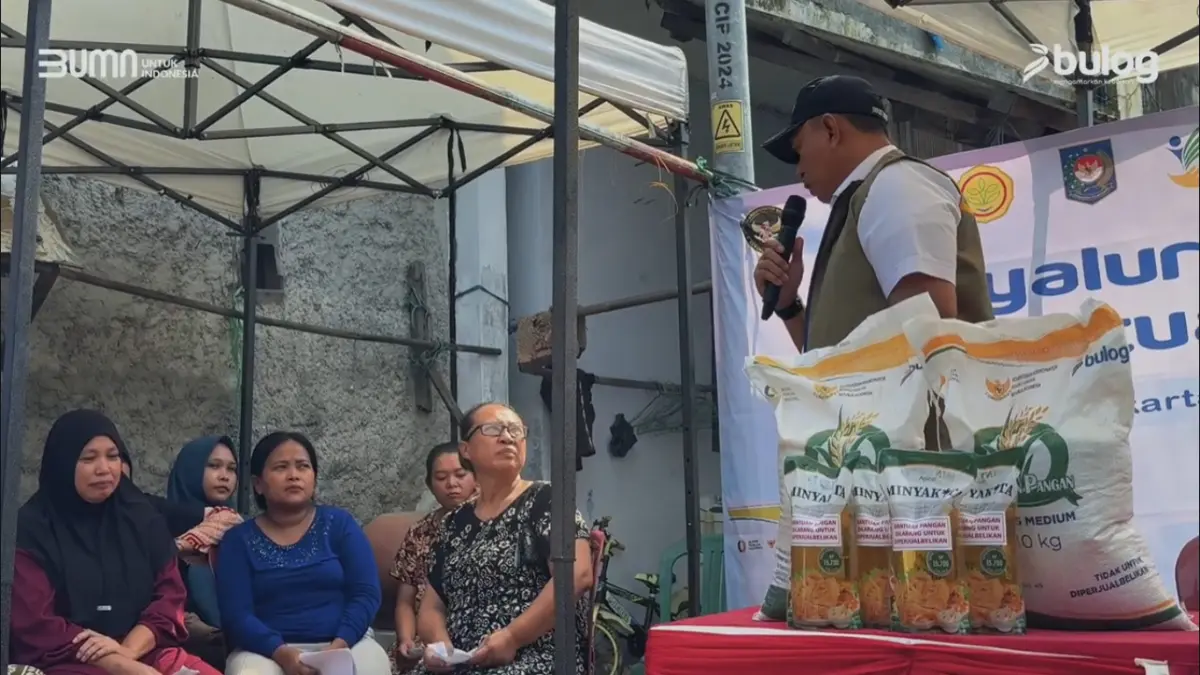 Ilustrasi penyaluran bansos pangan kepada KPM. (Foto: YouTube TV Bulog)