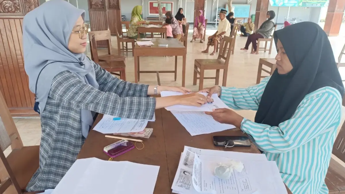 Ilustrasi penyerahan bantuan sosial (bansos) kepada KPM.