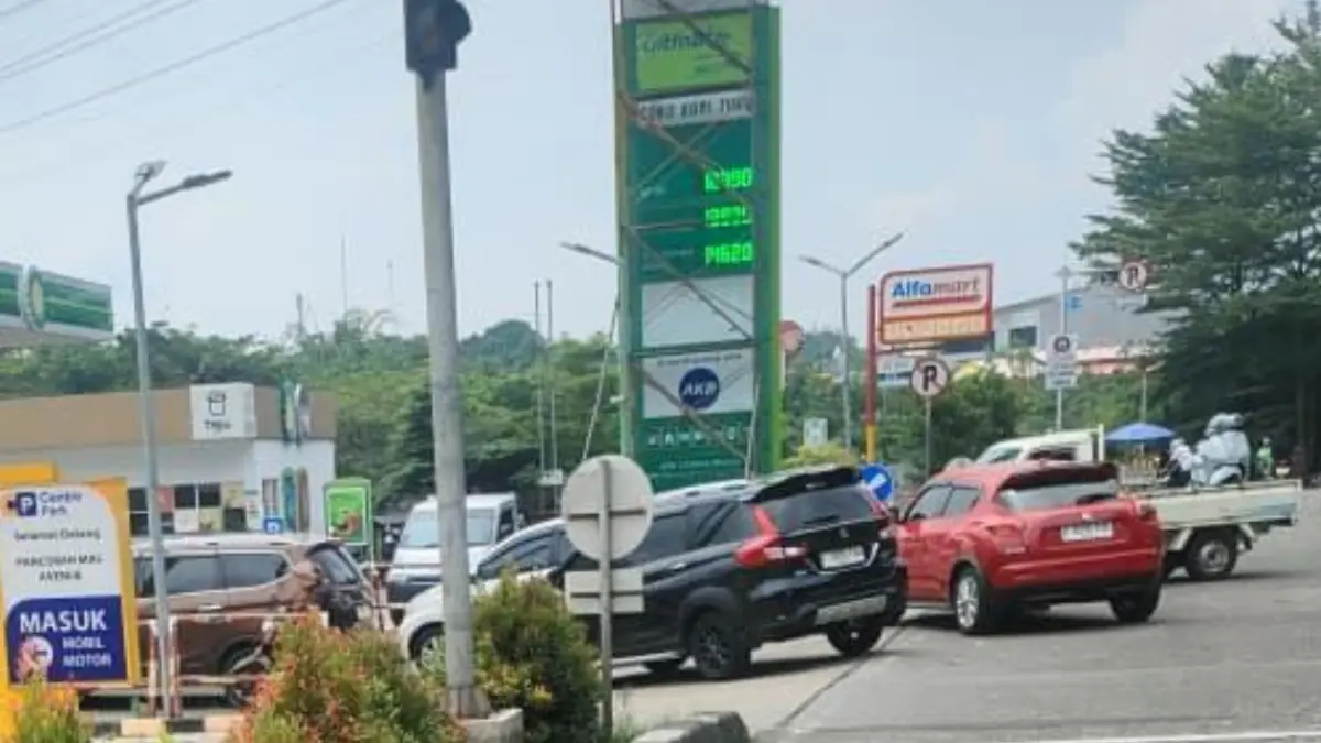 Antrean kendaraan saat mengisi BBM di salah satu SPBU Jalan Bolevard Grand Depok City Selasa, 31 Maret 2026. Foto: Fajar/Radar Bogor
