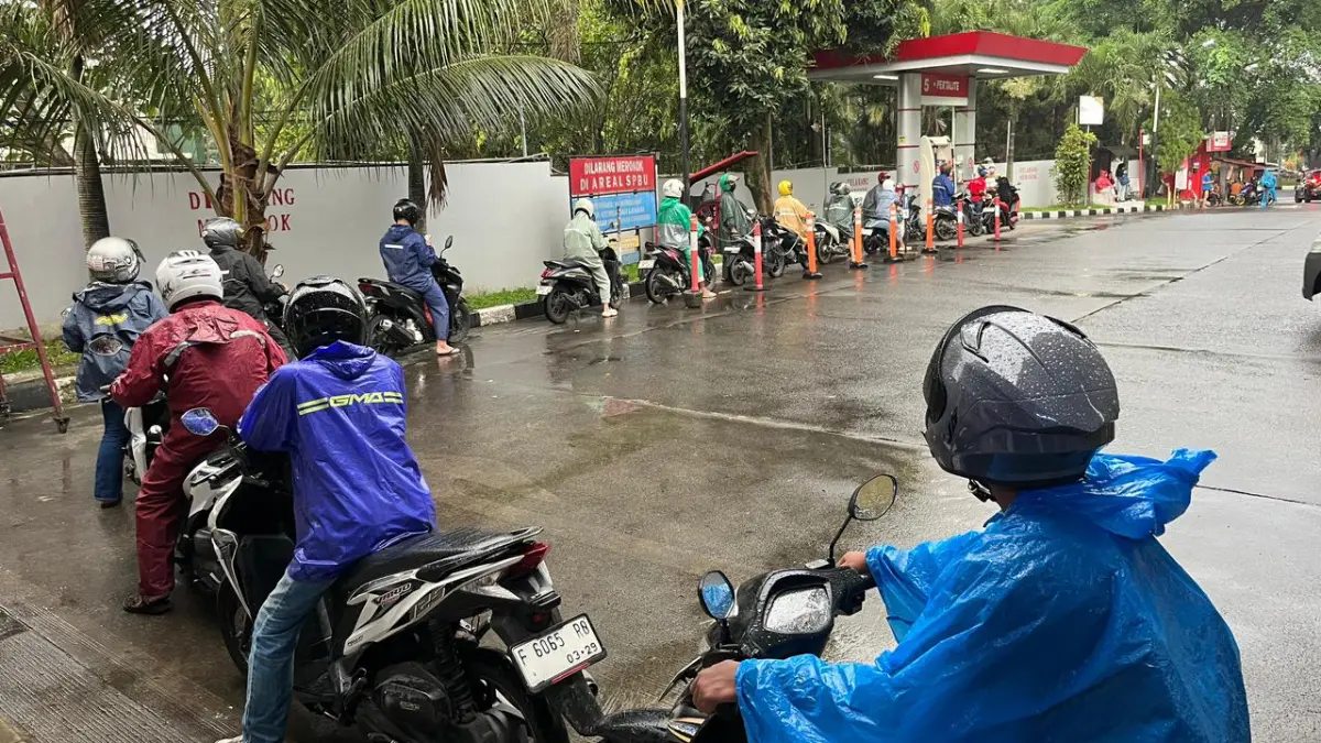 Antrena kendaraan di SPBU Pajajaran. Hiswana Migas Bogor DPC Bogor pastikan stok aman. Foto: Aziz/Radar Bogor
