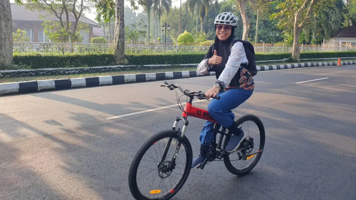 ASN di lingkup Pemkab Bogor saat ngantor menggunakan sepeda. Diketahui Bupati Bogor Rudy Susmanto mengimbau penggunaan sepeda atau kendaraan listrik selama penghematan energi. (Foto: Billy/Radar Bogor).