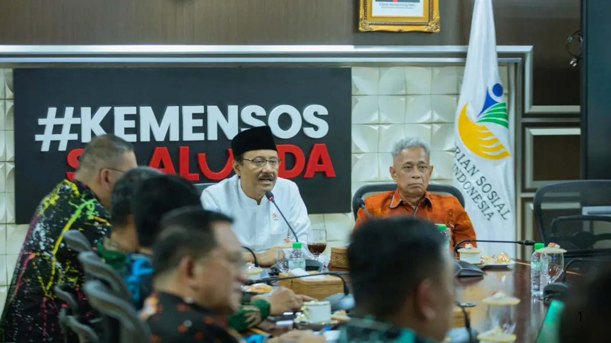Gus Ipul beserta jajaran Kementerian Sosial RI sedang melakukan rapat bersama (Foto: kemensos.go.id)