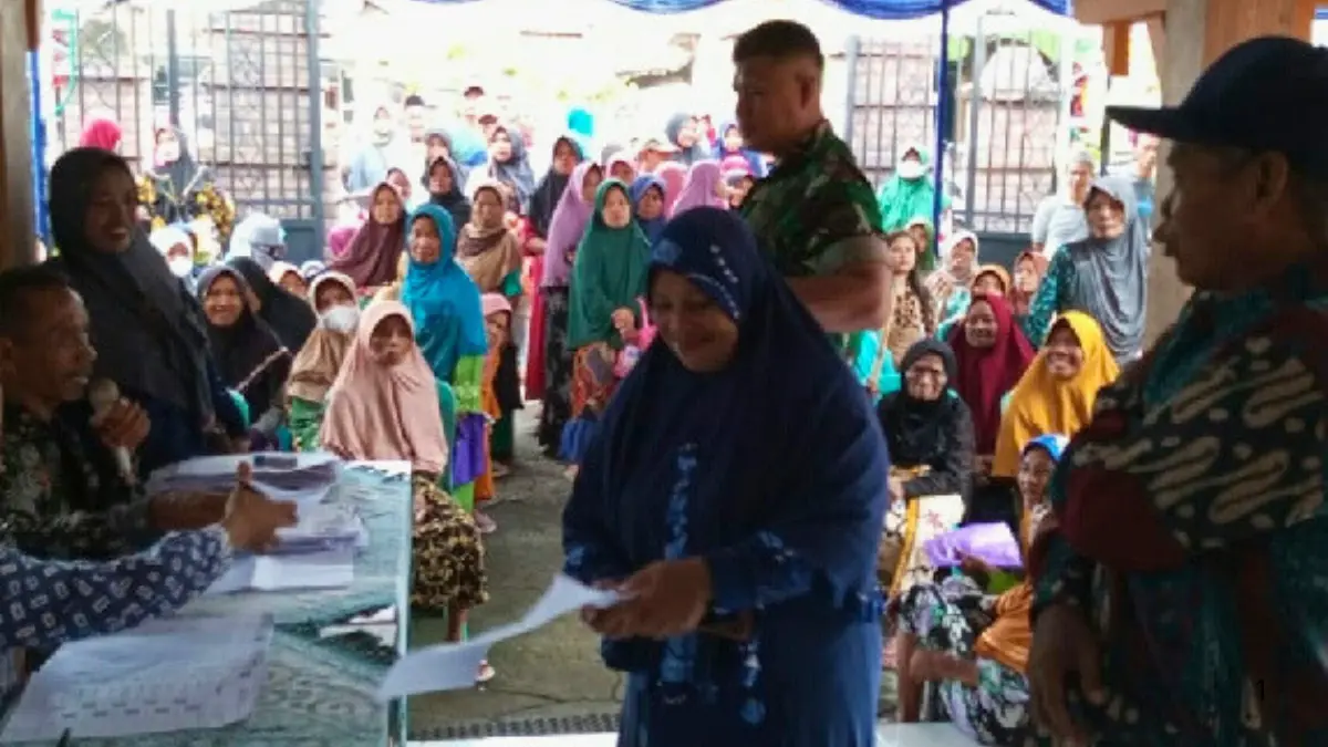 Ilustrasi antrean KPM bansos. (Foto: margomulyo.kendalkab.go.id)