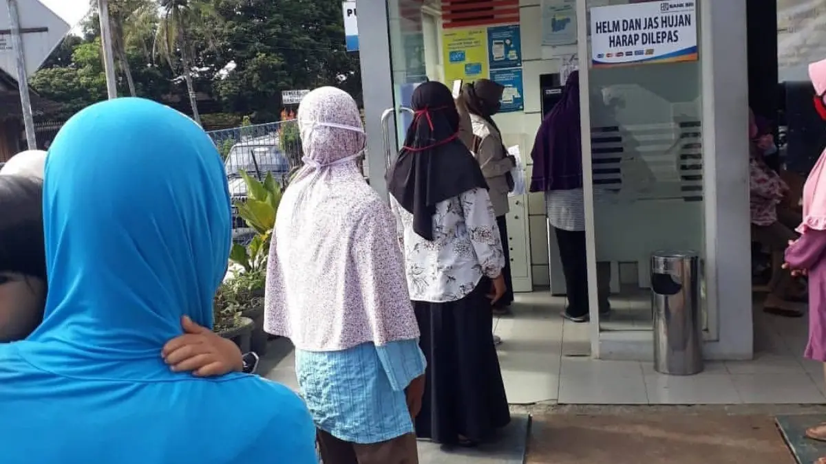 Ilustrasi antrean KPM bansos yang akan mencairkan dana bantuan di mesin ATM. (Foto: Instagram @pkhtemanggung)