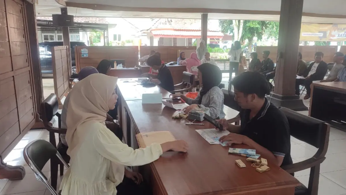 Ilustrasi bansos disalurkan kepada KPM. (Foto: Instagram @kec_karanglewas)