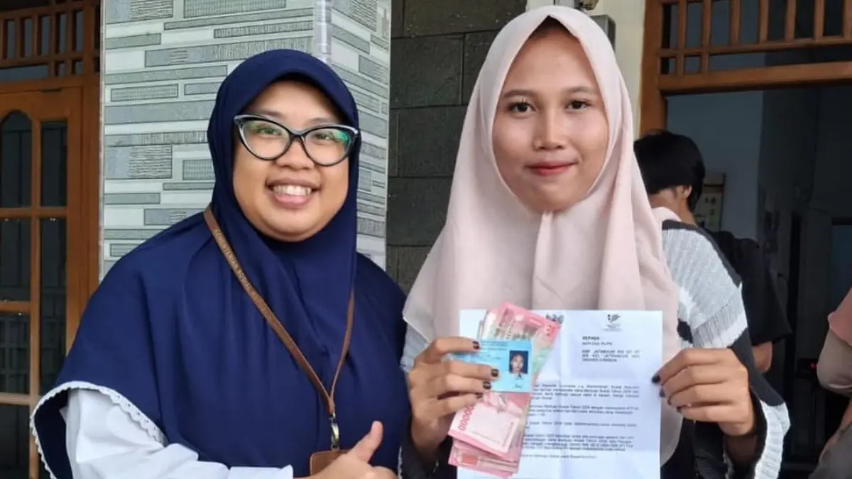 Ilustrasi petugas dampingi KPM cairkan bansos. (Foto: Instagram @ppkh_greged_cirebon)