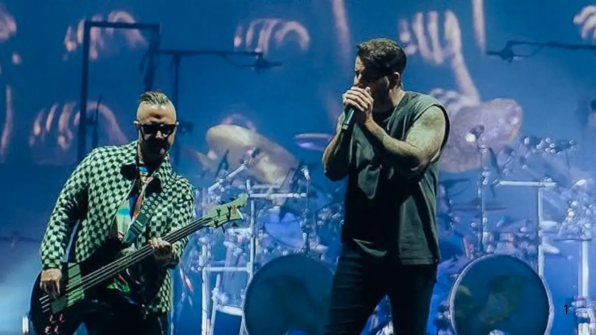 Johnny Christ (kiri) dan Matt Shadows (kanan) saat Avenged Sevenfold tampil di atas panggung (Foto: Instagram @avengedsevenfold)