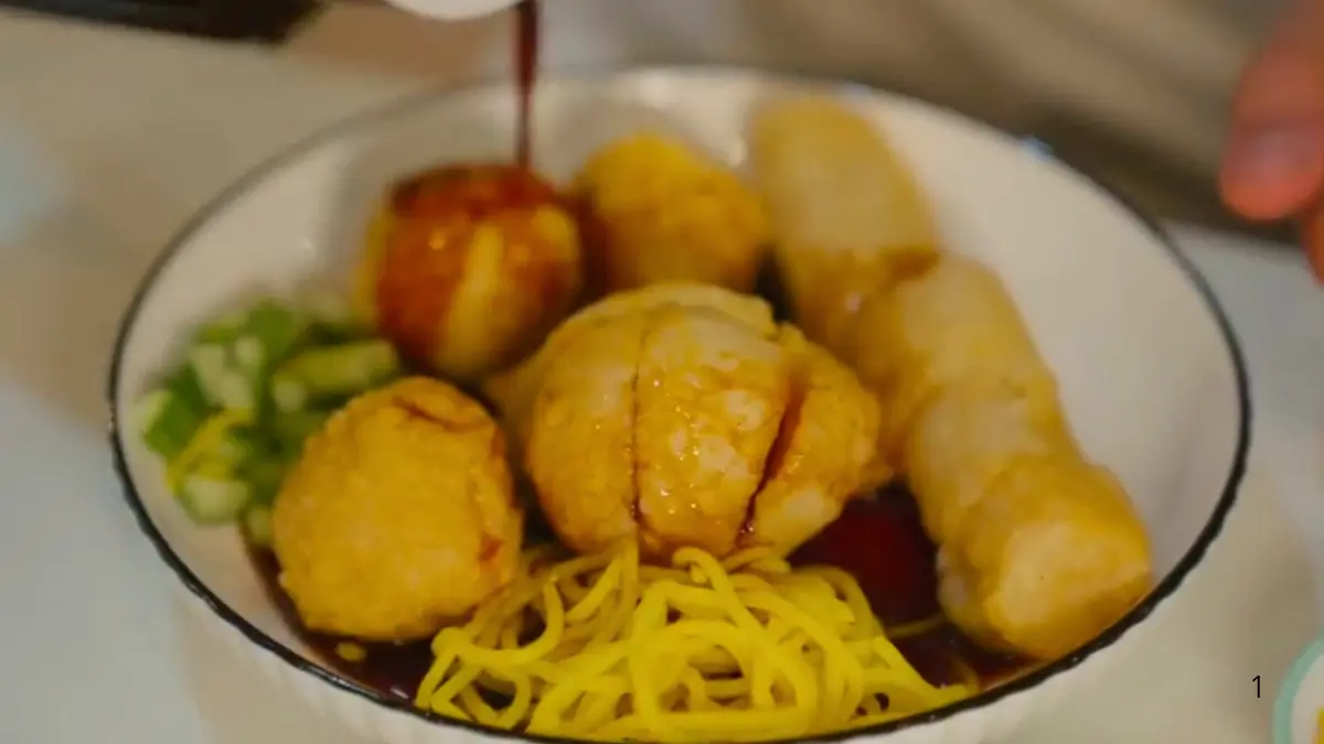 Pempek Palembang buatan resto Pempek Matoari yang direview Mamank Kuliner. (Foto: Youtube Mamank Kuliner)