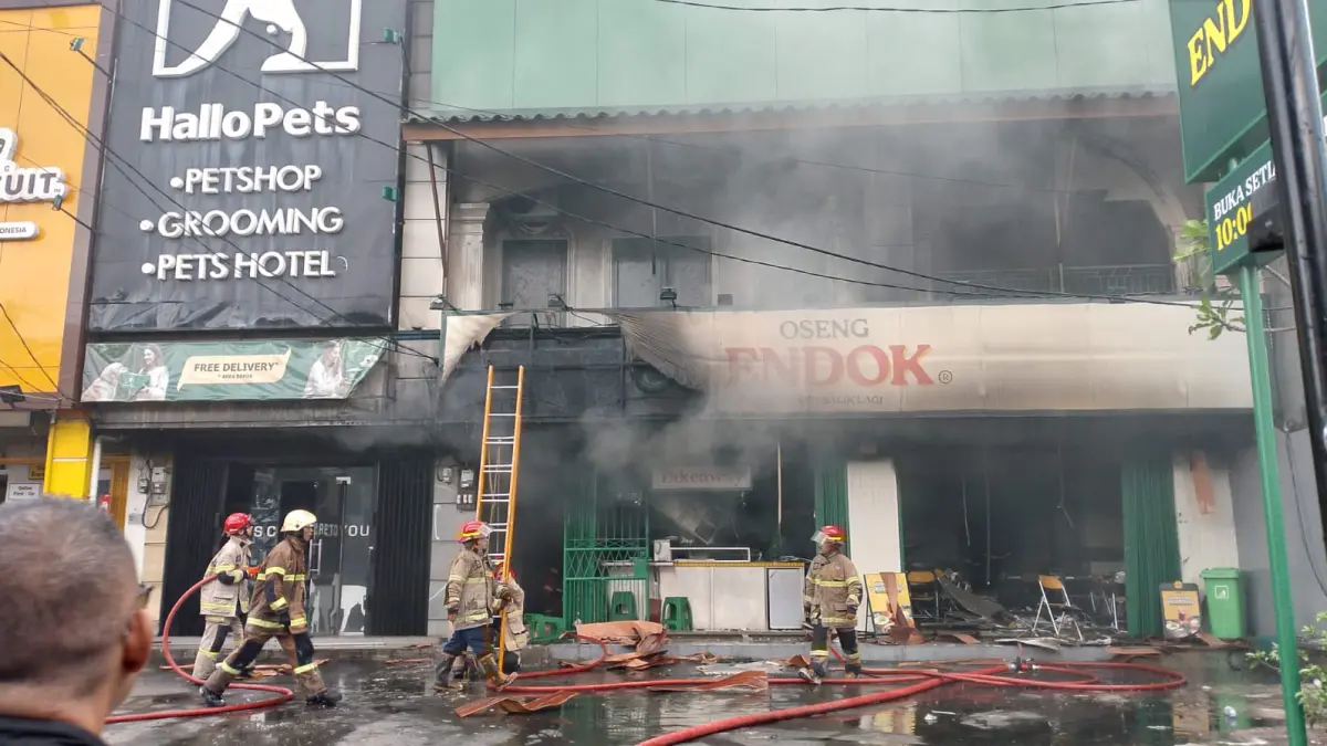 Penanganan kebakaran di Margonda Kota Depok beberapa waktu lalu. (Foto : Damkar Kota Depok for Radar Bogor)