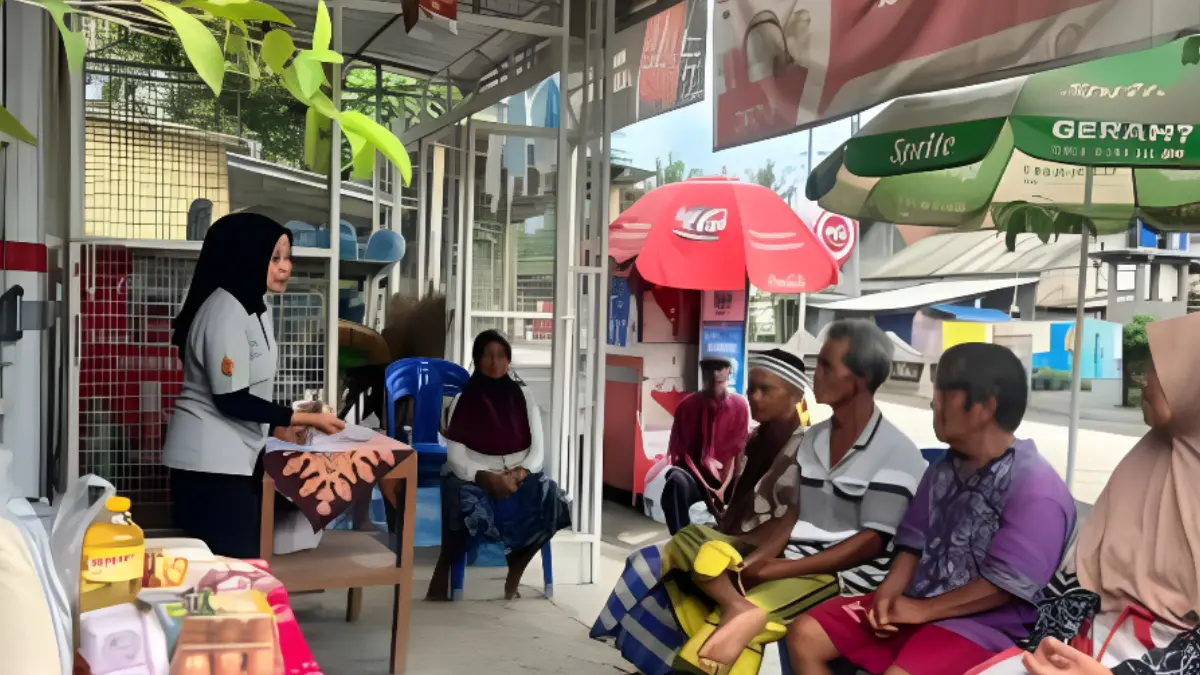 Penyaluran bansos beras dan minyak goreng kepada KPM (Foto: poncosari.bantulkab.go.id)