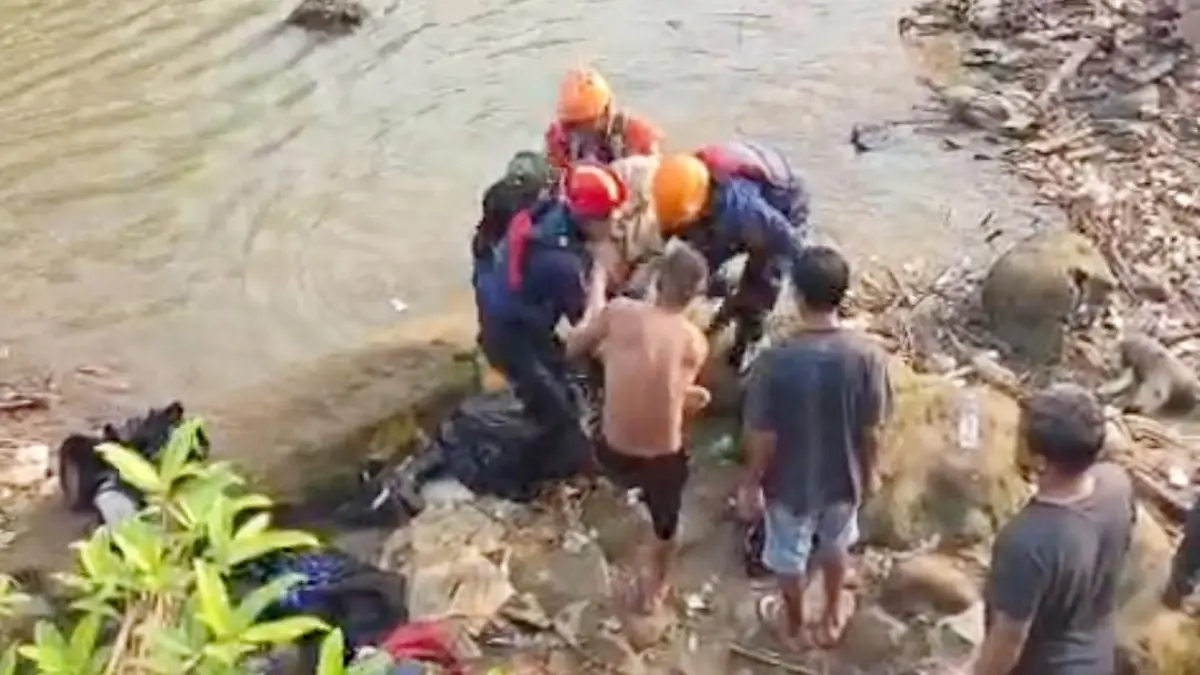 Petugas mengevakuasi remaja yang tenggelam di Curug Parigi, Kecamatan Gunung Putri, Kabupaten Bogor dan ditemukan di aliran sungai. Foto: Dok. Damkar Kabupaten Bogor 