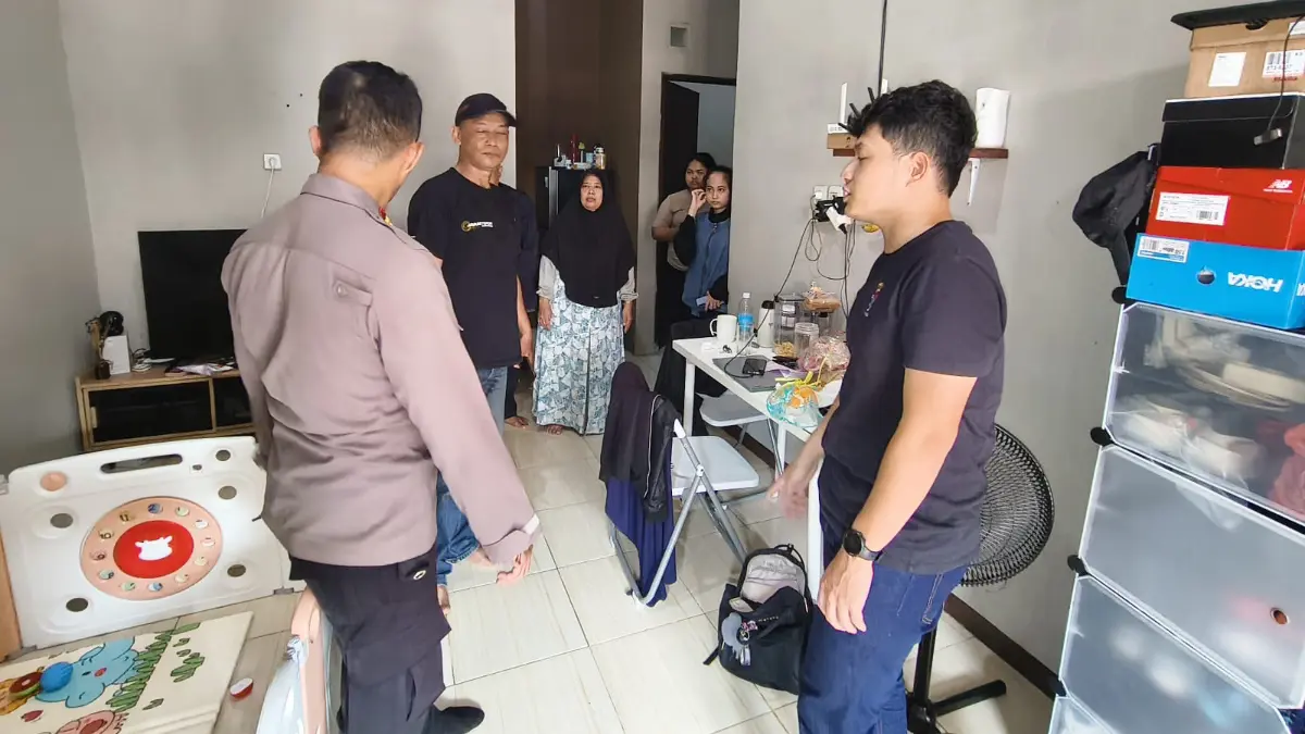 Polisi lakukan olah TKP rumah warga Depok dibobol maling. Foto: Kasi Humas Polres Metro Depok for Radar Bogor