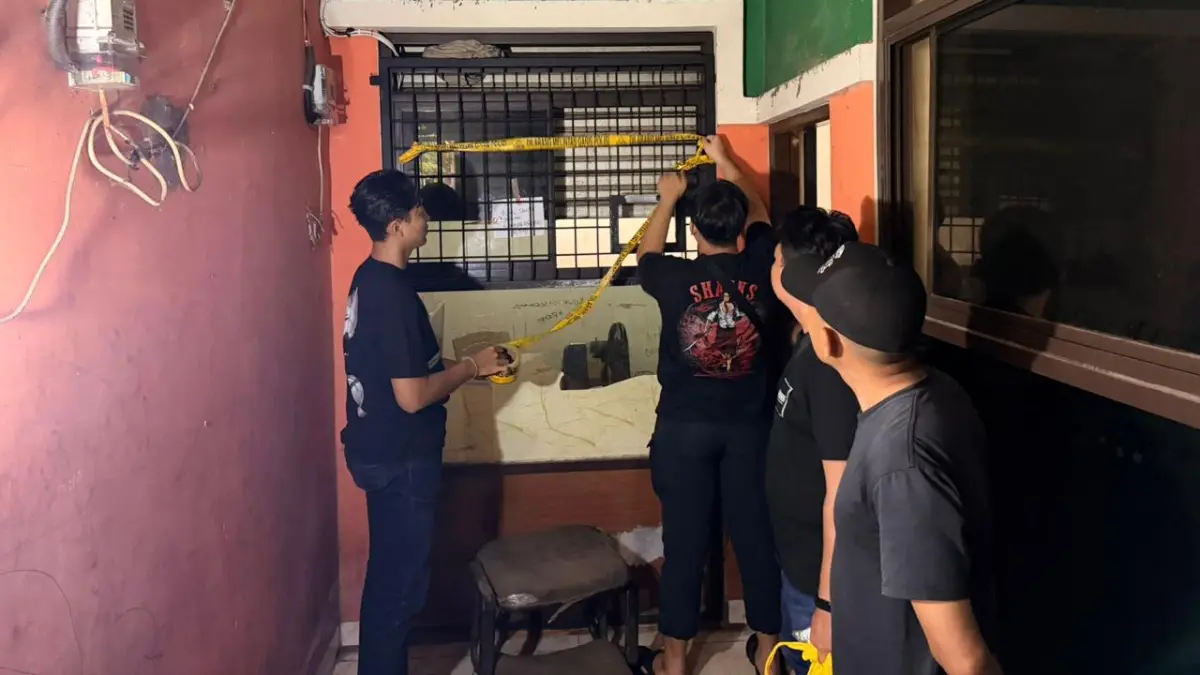 Satuan Reserse Narkoba Polres Bogor saat mengamankan tempat diduga lakukan penjualan obat keras ilegal di Gunung Putri, Kabupaten Bogor. (Foto: Polres for Radar Bogor)