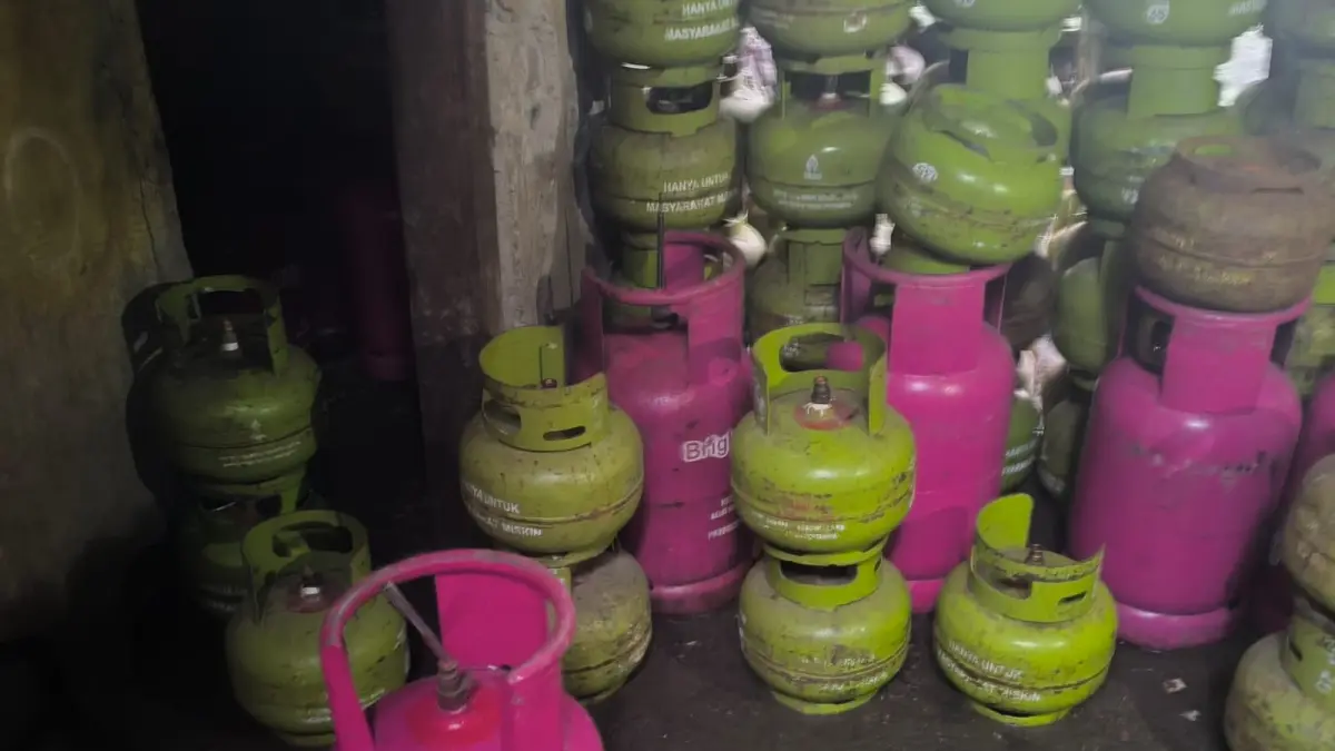 Sejumlah tabung gas oplosan saat berhasil diamankan oleh pihak kepolisian. (Foto : Polsek Sukaraja for Radar Bogor)