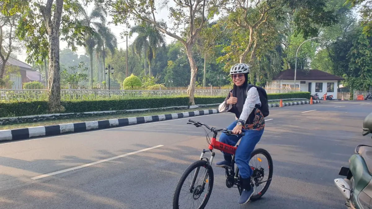 Sita salah satu ASN di Pemkab Bogor yang berkantor menggunakan sepeda pada hari Rabu 1 April 2026.