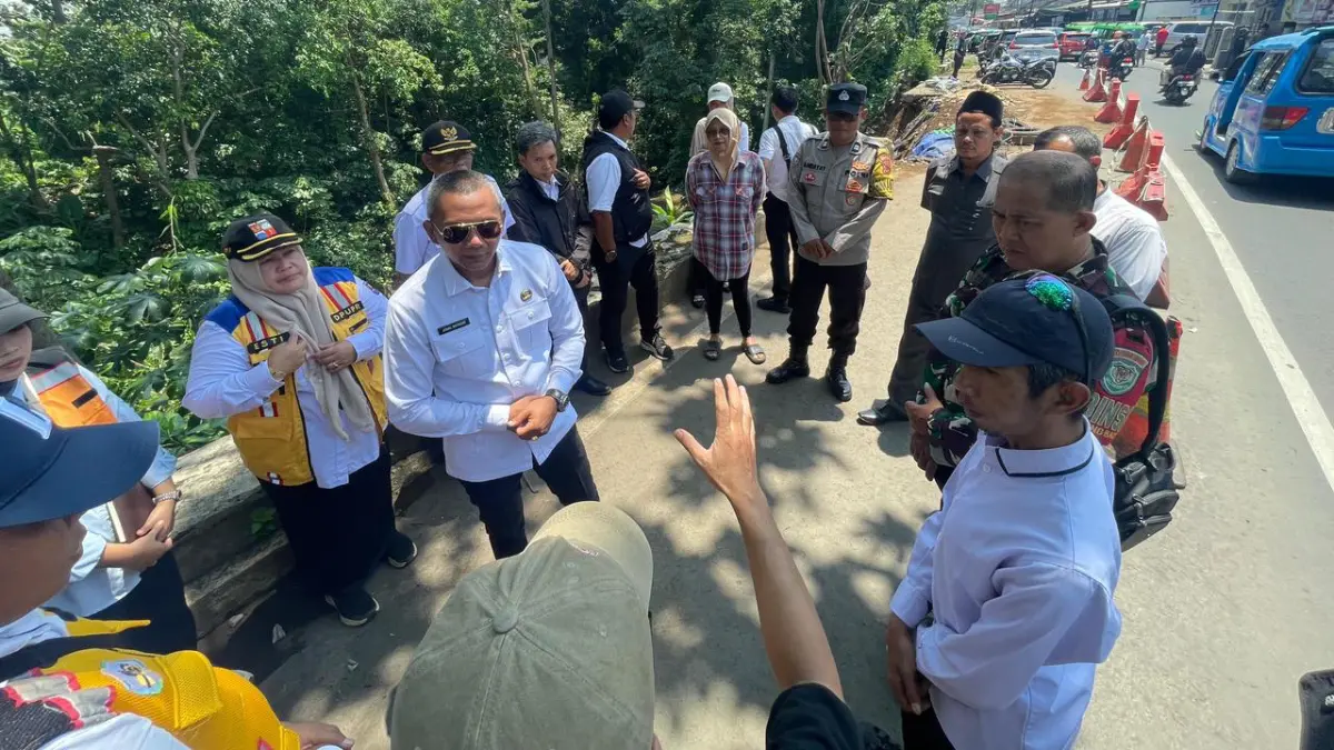 Wakil Wali Kota Bogor Jenal Mutaqin saat meninjau longsor di Jalan Kebon Pedes. Foto: Humas Pemkot for Radar Bogor