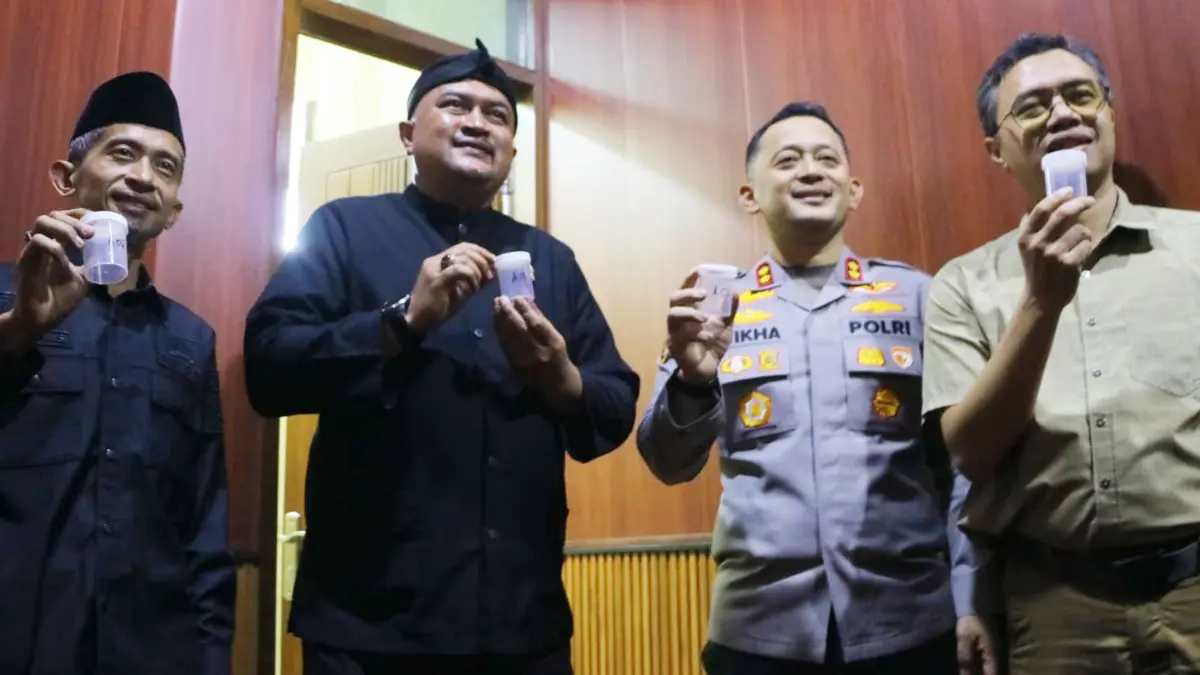 Bupati Bogor Rudy Susmanto menjalani tes urine bersama Kapolres Bogor AKBP Wikha Ardilestanto dan Wakil Ketua II DPRD Kabupaten Bogor, Agus Salim (paling kiri). Foto: Hendi Novian/Radar Bogor