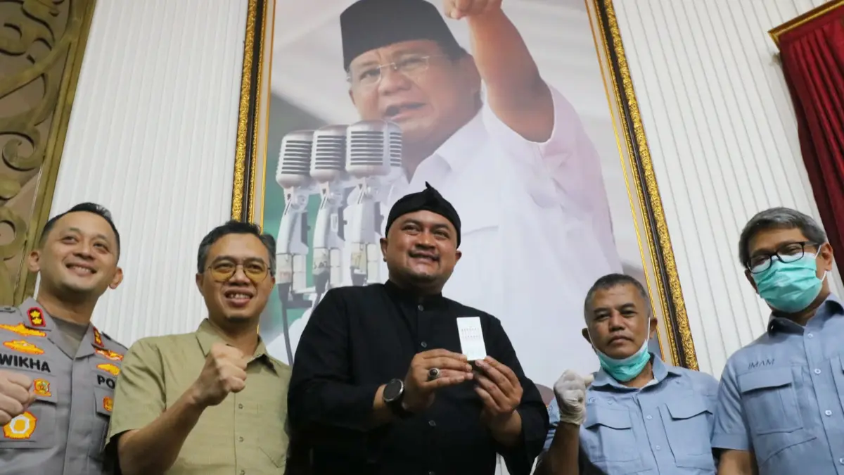 Bupati Bogor Rudy Susmanto menunjukan alat uji urine usai pemeriksaan oleh Tim BNN Kabupaten Bogor di Pendopo Soekarno-Hatta, Cibinong, Kamis, 2 April 2026. Foto: Hendi Novian/Radar Bogor
