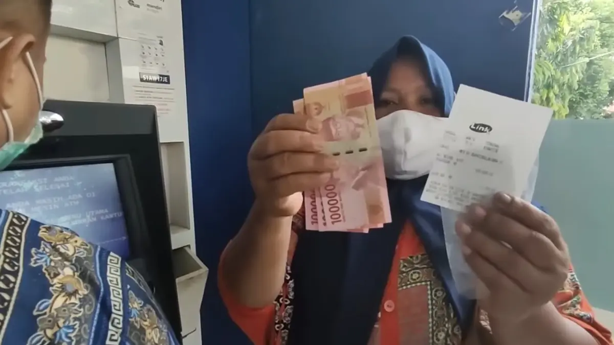 Ilustrasi KPM mencairkan bansos PKH. (Foto: Youtube Info Bansos)