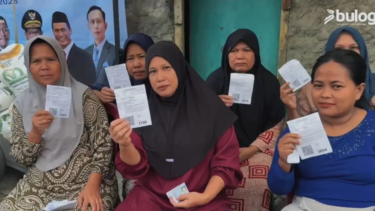 Ilustrasi KPM yang mendapatkan kartu undangan untuk pengambilan bansos. (Foto: : YouTube TV Bulog)