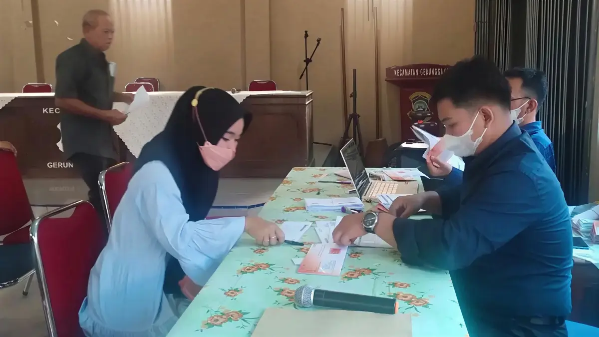 Ilustrasi pendistribusian bansos kepada KPM. (Foto: Instagram @kecamatan_gerunggang)