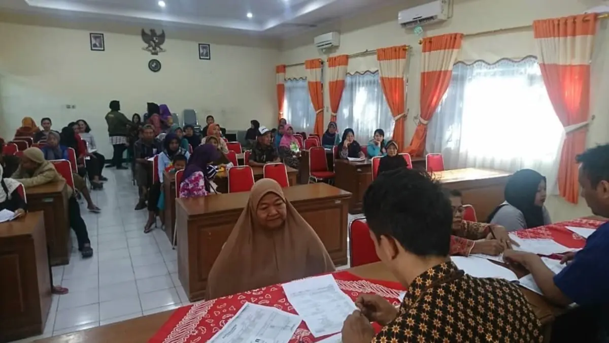 Ilustrasi penyaluran bansos kepada para KPM. (Foto: Instagram @dinsoskotasmg)