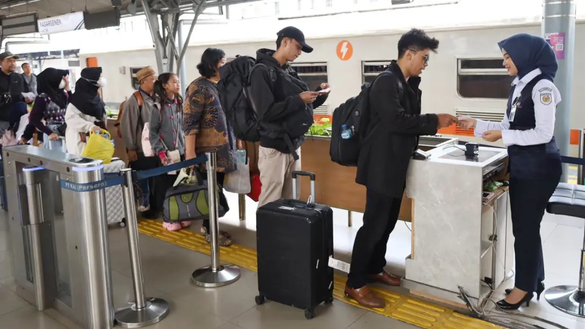 Para penumpang antre di salah satu stasiun untuk melaksanakan perjalanan jarak jauh dengan menggunakan kereta api. Foto: Dok. KAI