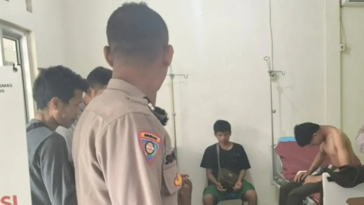 Petugas Polsek Parung saat berada di Puskesmas usai pekerja tersengat listrik saat memasang wifi di Ciseeng, Kabupaten Bogor. Foto: Dok. Polsek Parung