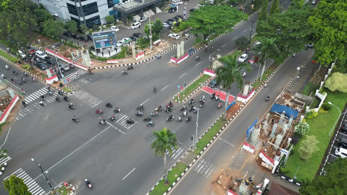 Progres pembangunan JPO Tegar Beriman Kabupaten Bogor yang terus dikerjakan dan ditargetkan rampung pada Juni 2026. Foto : Dzikry/Radar Bogor.