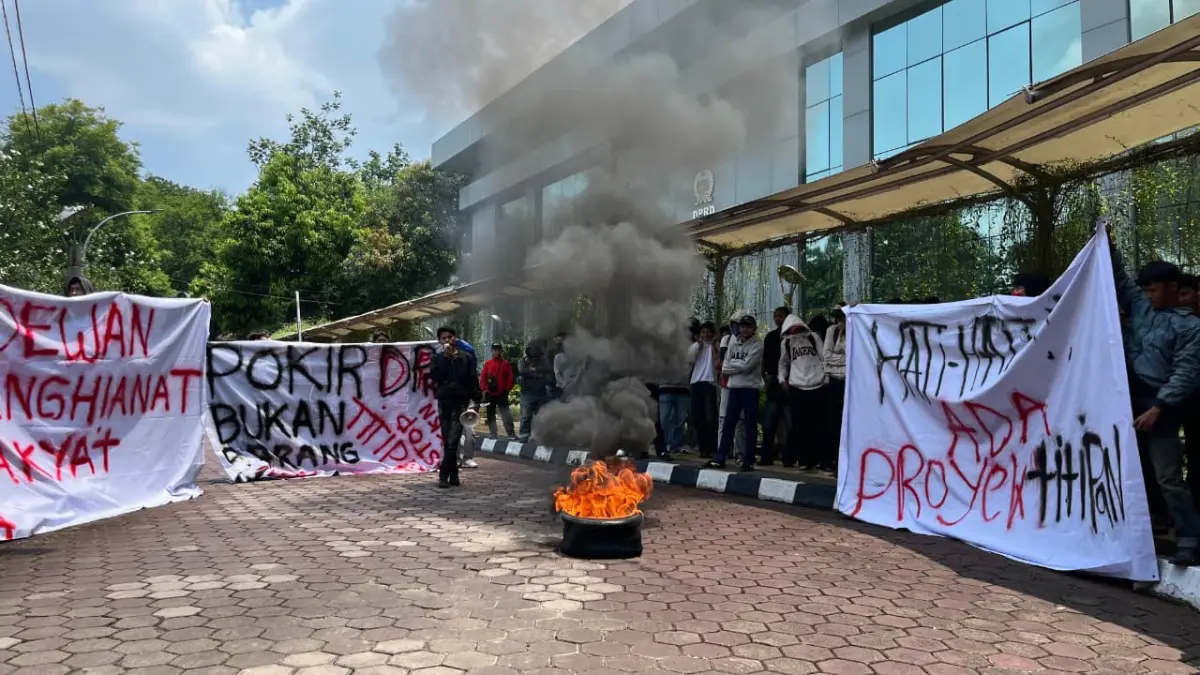 Sejumlah mahasiswa yang tergabung dalama BMB saat menggelar aksi unjuk rasa di Gedung DPRD Kabupaten Bogor. Foto:Aziz/Radar Bogor.