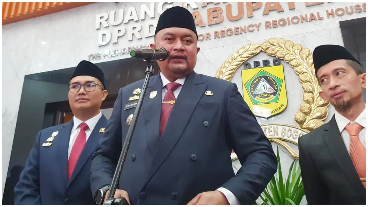 Bupati Bogor, Rudy Susmanto didampingi jajaran Pimpinan DPRD Kabupaten Bogor, menjelaskan soal penundaan pembangunan hotel asrama haji. (Foto : Billy/Radar Bogor)
