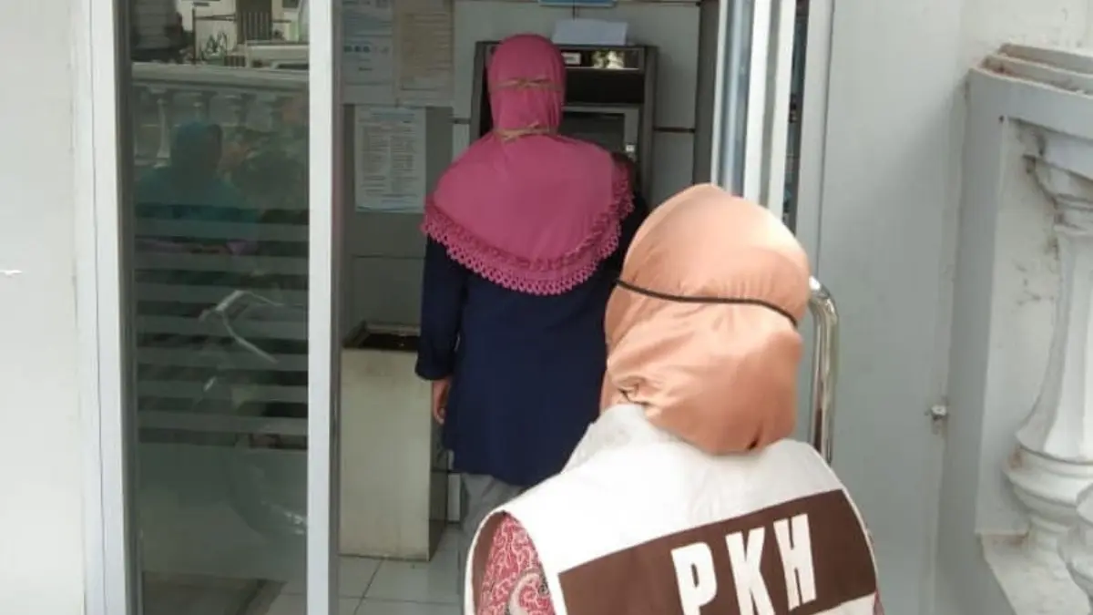 Ilustrasi pengecekan saldo bansos PKH BPNT Tahap 2 di ATM (Foto: Instagram @pkhtemanggung)