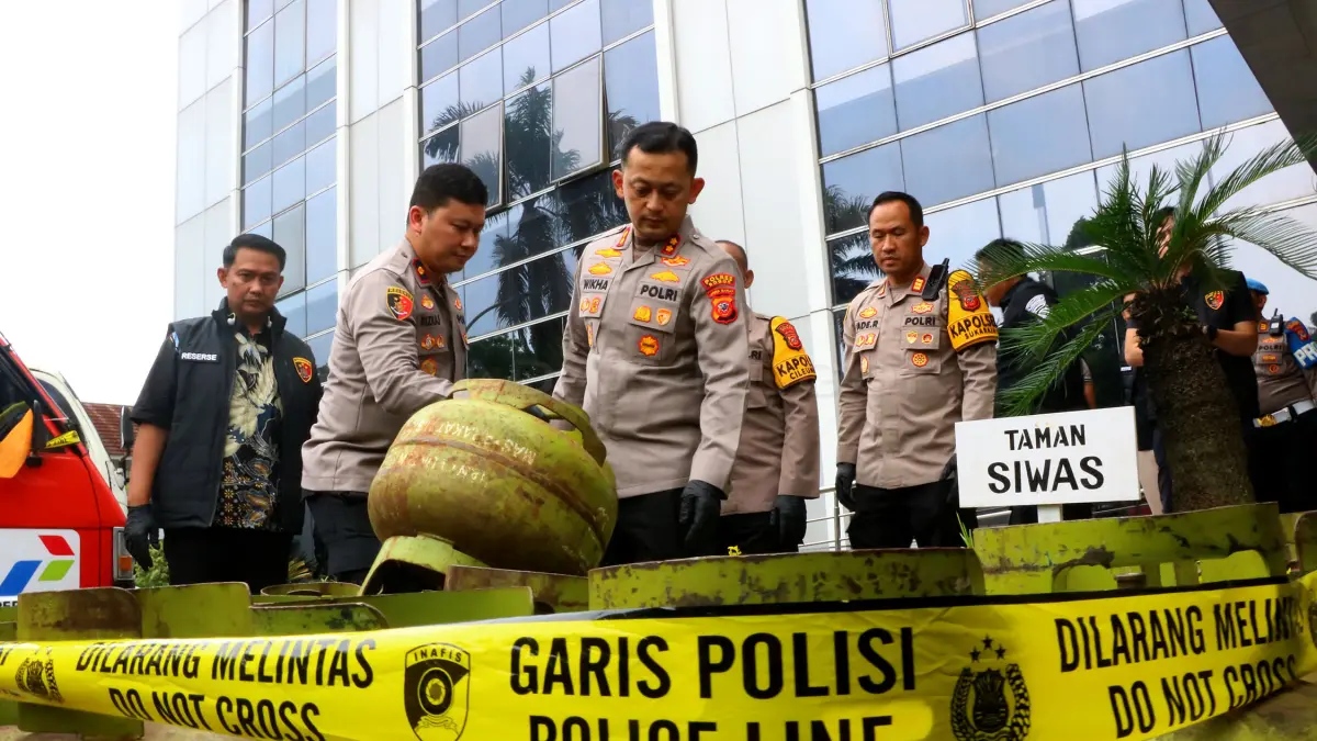 Kapolres Bogor AKBP Wikha Ardilestanto (tengah) memeriksa tabung gas subsidi oplosan. Foto: Hendi Novian/Radar Bogor