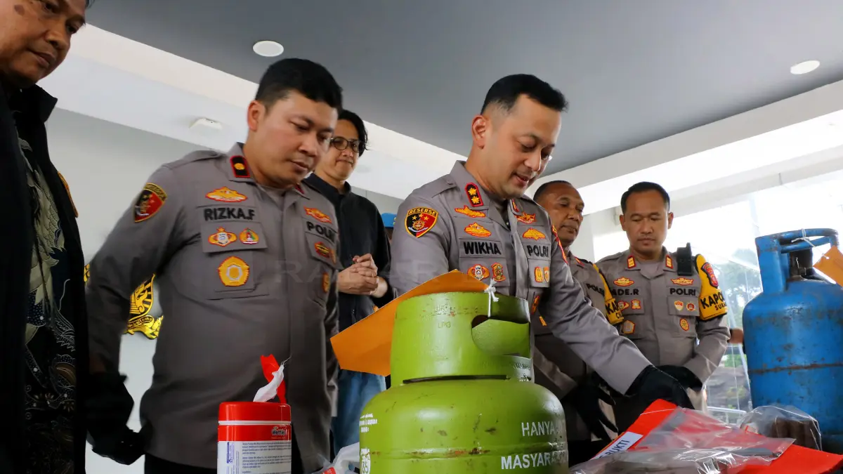 Kapolres Bogor AKBP Wikha Ardilestanto (tengah) saat merilis kasus gas subsidi oplosan. Foto: Hendi Novian/Radar Bogor