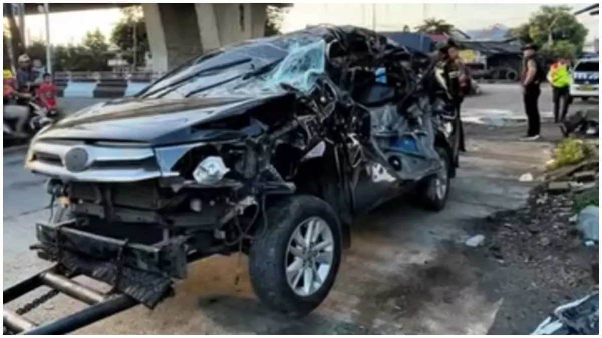 Kondisi mobil yang tertabrak kereta di flyover Jalan Sholeh Iskandar Kota Bogor. (Foto: Aziz/Radar Bogor)