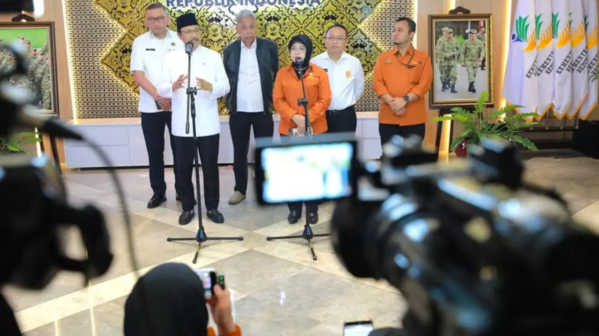 Menteri Sosial Saifullah Yusuf (Gus Ipul) bersama Wakil Menteri Sosial Agus Jabo Priyono dan kepala BPS Amalia Adininggar Widyasanti (Foto: Instagram @kemensosri)