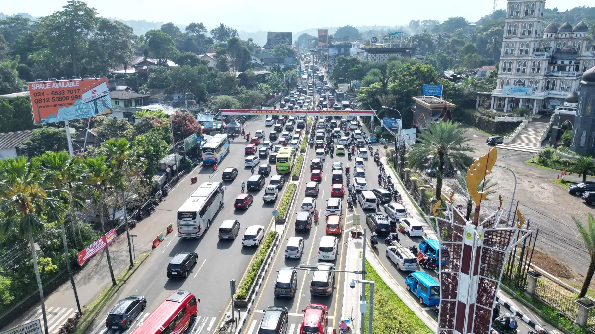 Pantauan udara kondisi arus lalu lintas di Jalur Puncak Bogor pada long weekend perayaan Paskah 2026, Jumat, 3 April 2026. (Aziz/Radar Bogor)