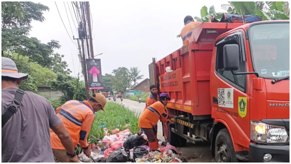 Petugas kebersihan UPT Pengelolaan Sampah Wilayah VII Jasinga DLH Kabupaten Bogor saat mengangkut sampah liar. (Foto : UPT)