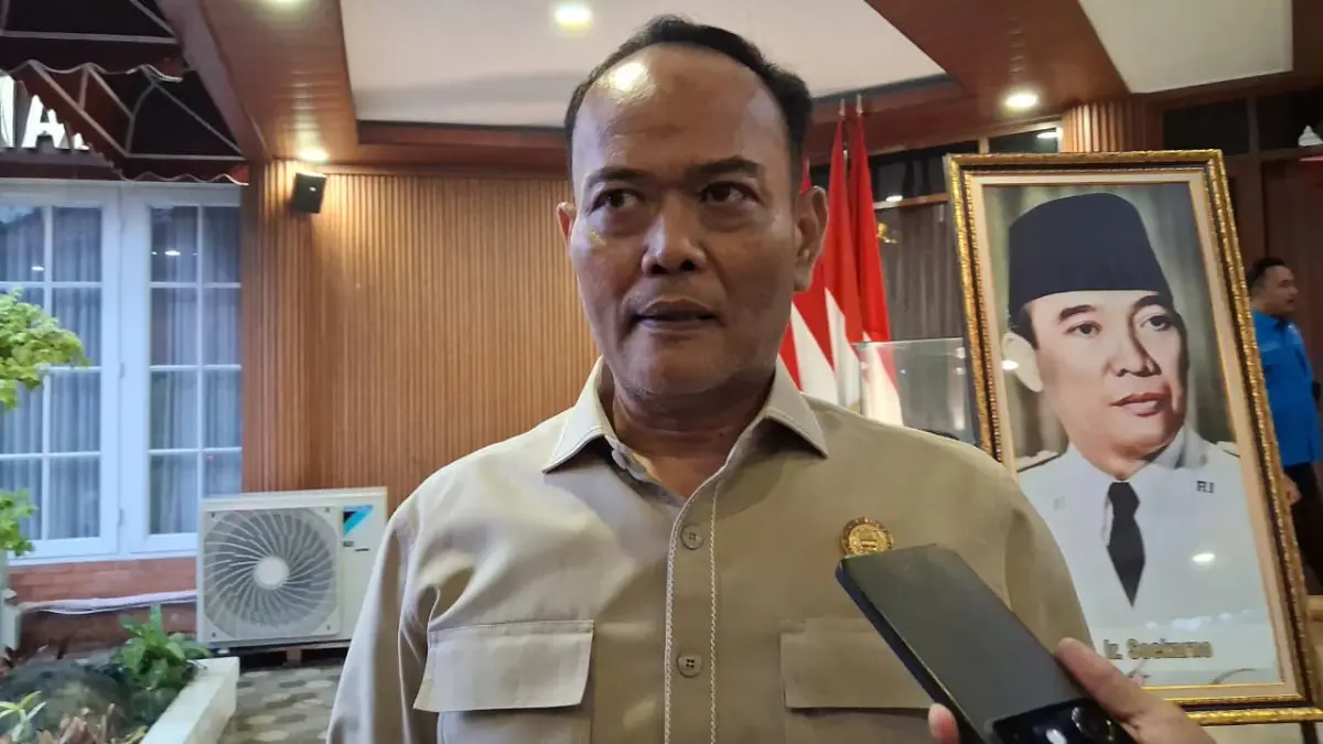 Plt Kepala Kantor Kemenag Kabupaten Bogor, Raden Enjat Mujiat saat dimintai keterangan oleh Radar Bogor, Jumat, 3 April 2026. (Muhammad Ali/Radar Bogor)