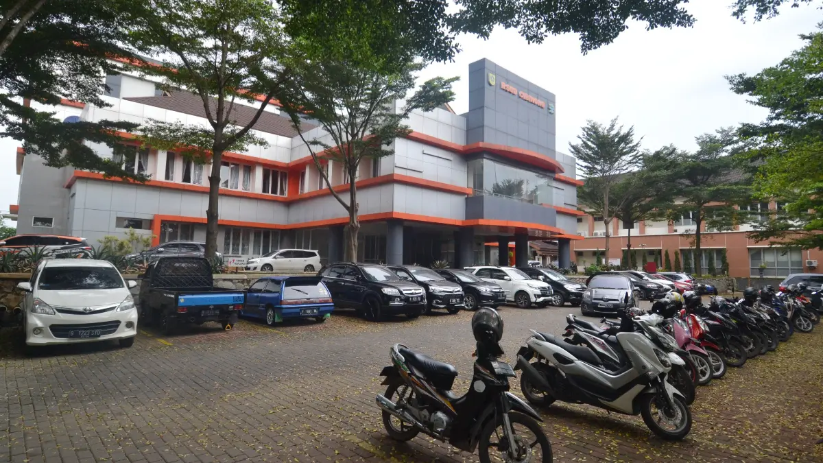 Sejumlah kendaraan parkir di RSUD Bakti Pajajaran Cibinong, Kabupaten Bogor. Foto: Hendi Novian/Radar Bogor