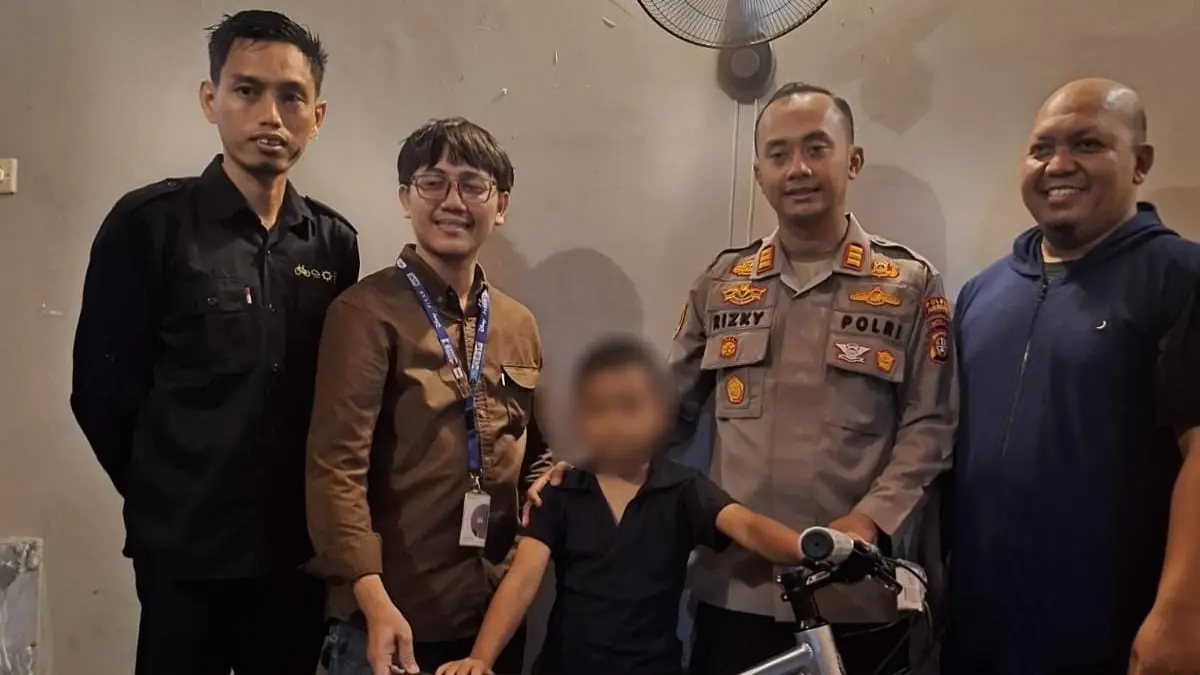 Seorang bocah di Sukmajaya Depok mendapat sepeda gratis setelah viral miliknya dicuri. (Foto: Dok. Humas Polres Metro Depok)