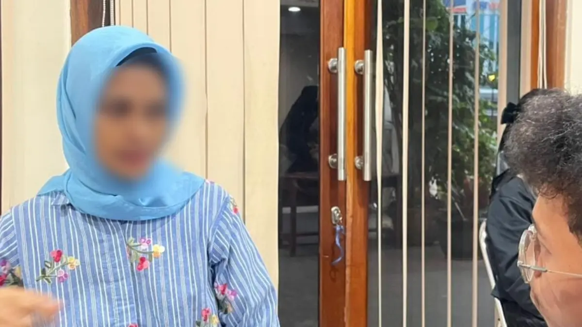 Seorang wanita berinisial R warga Bogor saat menceritakan perilaku sang suami.(Dzikry/Radar Bogor) 