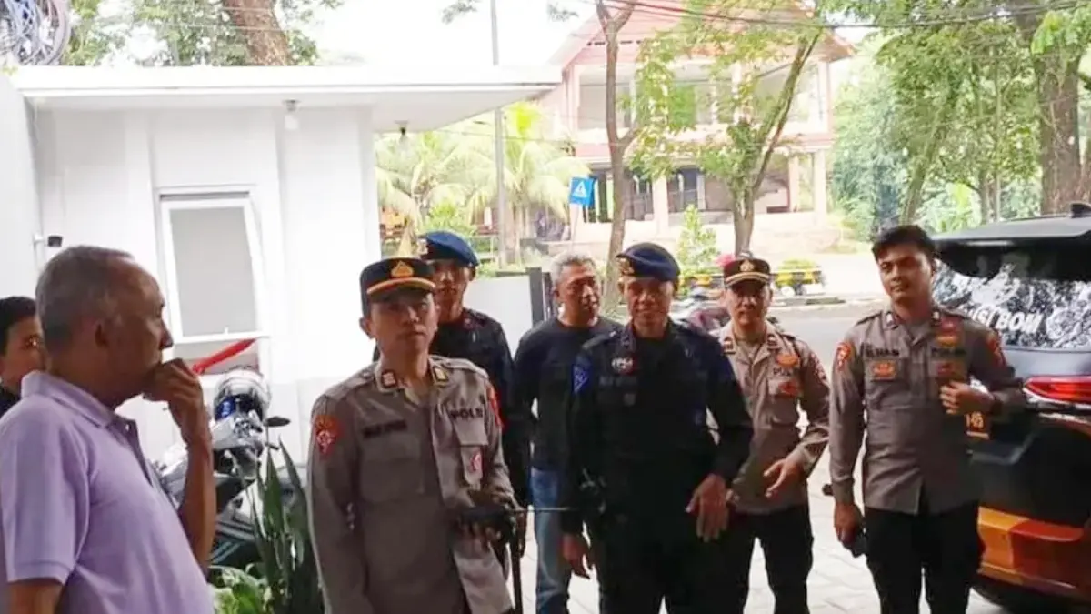 Sterilisasi dan pengamanan gereja yang dilakukan sejumlah polisi di Kota Bogor. Foto: Dok. Polsek Bogor Tengah